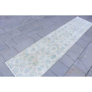 Alfombra Vintage de 2.2x9.6 pies, Alfombra Turca, Alfombra Ikat Azul y Blanca - Product Image 3