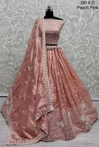 นักออกแบบ lehenga choli กับเลื่อมและงาน zari - Product Image 3