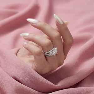 Anillo de Compromiso de Moissanita con Corte Princesa de Tres Piedras, Media Eternidad, Dos Anillos de Boda, Plata 925, Conjunto Nupcial Moderno, Regalo de Aniversario - Product Image 5