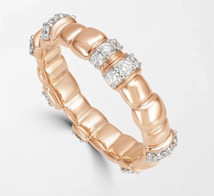 แหวนทองคำโรสโกลด์ 14K ประดับเพชรทรงกลม 24 เม็ด น้ำหนัก 0.39 กะรัต สี GH-VS ดีไซน์เรียบหรู พร้อมลายร่องสีโรสโกลด์ เหมาะสำหรับงานหมั้น - Product Image 3