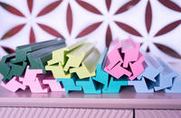 Ensemble de 4 poussoirs de mahjong en bois rose, blanc, vert, violet, bleu, poussoirs de mahjong américains pour un jeu multicolore et divertissant