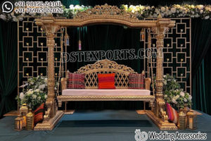 Elegante columpio de madera blanco para bodas con arco floral y sillas para escenario de Sangeet, ideal para decoración de fiestas temáticas de henna. - Product Image 4