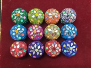 Joyero indio hecho a mano con cuentas, caja de baratija decorativa, caja de almacenamiento de trabajo de espejo colorido para regalo decoración del hogar, 1 paquete = 12 piezas - Product Image 2