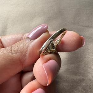 แหวนหมั้นเพชรแล็บโกรนทรงหัวใจสีฟ้า 1.50 กะรัต รับรองโดย IGI ประดับเพชรทรงลูกแพร์ 3 เม็ด ตัวเรือนทอง 14k แหวนแต่งงาน - Product Image 5