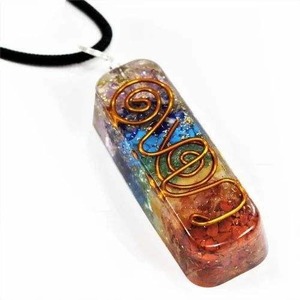 Pendentif orgonite en cristal 7 chakras fait à la main à la demande pour le travail énergétique et la pleine conscience disponible en quantité en vrac - Product Image 1
