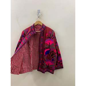 เสื้อแจ็คเก็ตผ้าฝ้ายวาฟเฟิลปักมือลายเบอร์รี่ ซูซานี สำหรับผู้หญิง สไตล์พรีรี่ชิค  รักษ์โลก  ปักลายดอกไม้สีนีออน  ทรงสั้น - Product Image 2