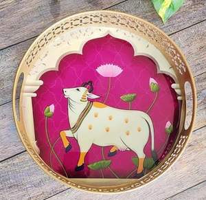 Bandeja Redonda de Hierro con Estampado Animal Hecha a Mano por IBS |   Bandeja de Servicio Decorativa Moderna de Alto Brillo |   Decoración para el Hogar de Varias Piezas, Regalo de Boda - Product Image 4
