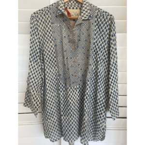 Camisa con efecto espejo en índigo y marfil, dibujada a mano, de tela popelina vintage, con métodos de estampado únicos - Product Image 3