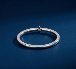 Bague empilable minimaliste pour femme en or 14 carats plaqué rhodium avec diamant de laboratoire solitaire rond brillant 0,03 carat - Product Image 4