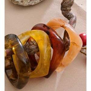 Bracelet en résine pour femme de style vintage, couleur ambre, forme irrégulière, lisse, large et épais, bijoux pour cadeau, croissant - Product Image 3