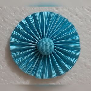 ตราสัญลักษณ์ริบบิ้นผ้าซาตินทำมือ หรือที่เรียกว่าโคเคดหรือโรเซตต์ มีสีเขียว เหลือง และแดง - Product Image 5