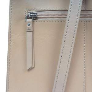 กระเป๋าเป้หนังเปลือยเรียบมีซิปแต่งพู่สไตล์วินเทจผลิตเฉพาะผู้ผลิตชั้นนำของอินเดีย - Product Image 3