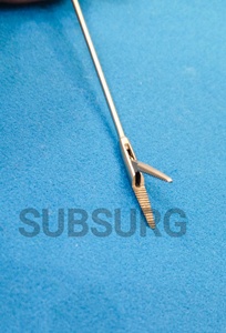 Fórceps laríngeos (mandíbula dentada) Instrumentos hechos a mano con revestimiento mate + dorado - Product Image 3