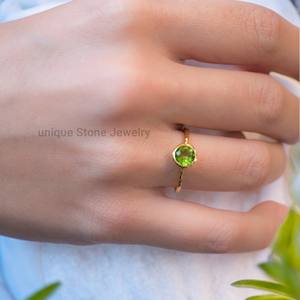 Bague en argent sterling 925 plaqué or avec péridot naturel, faite à la main, sertie clos, style bohème, pour fiançailles - Product Image 2