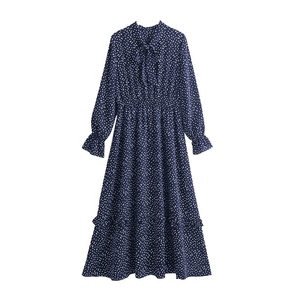 Robe trapèze en mousseline de soie à pois, noire et blanche, style oriental traditionnel, avec col à nœud papillon vintage et imprimé contrastant, manches longues, longueur genou - Product Image 3