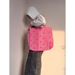 Sac à main pour femme Pintresty, grand sac fourre-tout avec décoration brodée, fermeture à glissière, fonctionnalités portables, fabriqué en PU, nylon, doublure en coton - Product Image 3