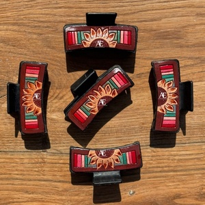 Pinzas para el pelo de cuero grabadas hechas a mano con estilo occidental para mujer - Product Image 2