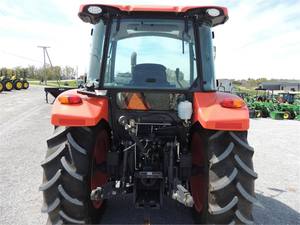 Tracteur agricole Kubota 4x4 d'occasion avec chargeur frontal pour terres agricoles - Product Image 2