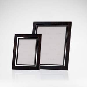 Cadre photo en métal minimaliste élégant pour la décoration intérieure moderne, à utiliser sur un bureau ou une étagère - Product Image 1