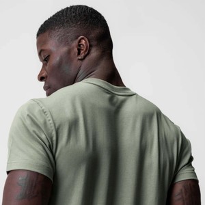 Camiseta de rendimiento de hombre elegante y funcional personalizada OEM para atletas, corredores y asistentes al gimnasio - Product Image 3