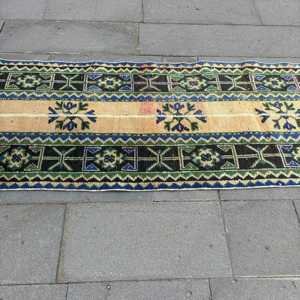 Alfombra Turca Vintage de 2.7x10.4 pies, Alfombra de Lana Azul con Estampado Animal - Product Image 5