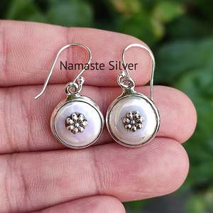 Pendientes Colgantes de Plata de Ley 925 con Perlas de Agua Dulce en Forma de Moneda, Diseño Floral Hecho a Mano, Pendientes Florales Modernos con Perlas de Moneda y Plata - Product Image 4