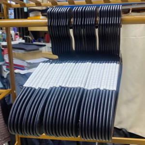 OEM ODM Nouveau cintre en plastique antidérapant Largeur d'épaule Taille 41cm de long avec couleur personnalisée Pavico Vietnam de la manufacture - Product Image 5