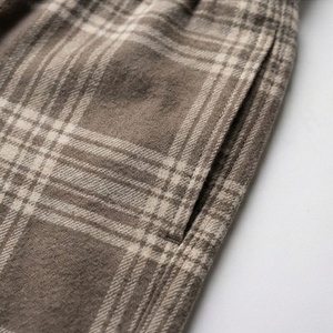 กางเกงผู้ชายแบบ OEM ODM สั่งทำได้ แฟชั่นลายสก็อต ผ้าฟลานเนล กางเกงลำลอง สตรีทแวร์ ดีไซน์ลายตารางทันสมัย ผ้าฝ้ายใส่สบาย - Product Image 5