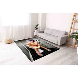 Tapis imprimé avec une femme fumeuse aux toilettes - Design unique et audacieux, tapis fin non tissé - Product Image 3