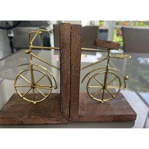 Porte-livres décoratifs en bois en forme de vélo, parfaits pour le bureau, la table d'étude et la décoration d'espace de travail créatif, fabriqués à la main en Inde - Product Image 1