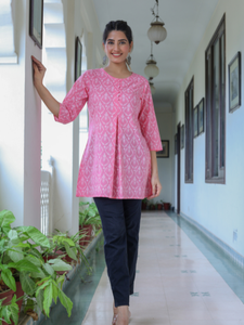 Kurti corto de algodón con estampado floral rosa para mujer, con cuello redondo y mangas tres cuartos, elaborado en tela suave y transpirable. - Product Image 4
