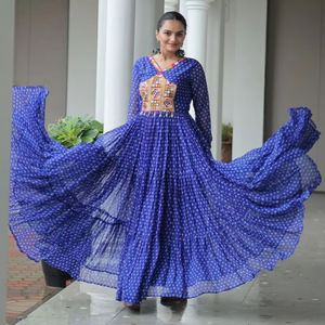 Vestido de seda Georgette de imitación para mujer de diseñador especial, Colección Bandhani Print y Kutchi Patchwork para ocasiones de fiesta - Product Image 1