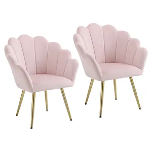 เก้าอี้รับประทานอาหารกำมะหยี่สีชมพูที่มีลวดลายดอกไม้และขาสีทอง