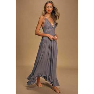 Abito lungo Adella con pizzo Free People Juniors, grigio, taglia M, stile casual con spalline sottili e vita impero - Product Image 1