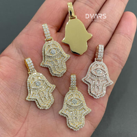 Colgante Dvars Diamond Hamsa con Moissanita VVS de Corte Brillante, Engaste de Garra, Plata de Ley 925, Chapado en Oro de 18K, Lujo Iced GCI