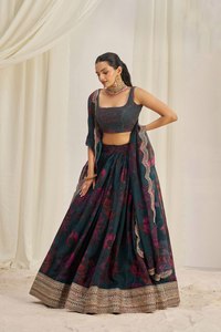 Elegante estampado floral semicosido Organza Lehenga Choli conjunto con Zari Dori y lentejuelas trabajo bordado Dupatta para fiestas de invierno - Product Image 5