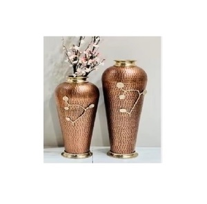 Ensemble de vases à fleurs en laiton de style côtier moderne faits à la main, 2 pièces, design vigne dorée, couleurs personnalisables pour mariage, maison, hôtel - Product Image 1