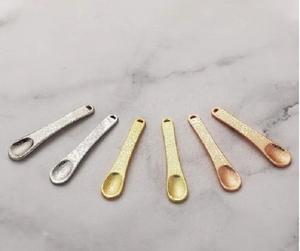 Petites spatules/cuillères en métal pour la médecine esthétique et pour Shilajit - Product Image 1