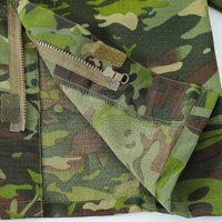 Combinaisons tactiques respirantes avec panneaux de ventilation, capuche réglable et coutures renforcées pour un confort maximal