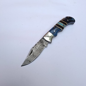 Couteau pliant damas personnalisé fait à la main couteau de poche multifonctionnel de survie en plein air avec manche en résine - Product Image 1