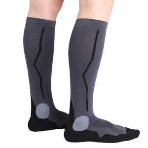 Vente en gros de chaussettes pour hommes à forte demande Chaussettes de couleur unie sur mesure pour hommes Chaussettes de sport légères et confortables pour hommes du fournisseur direct - Product Image 4