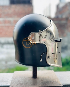 Casque Barbuta, armure de chevalier italien médiéval avec plaque faciale argentée, dôme noir et détails de ventilation en forme de croix - Product Image 5