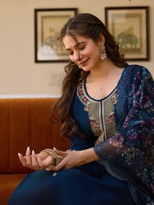 Nuevo 2025 última hermosa Ropa Étnica viscosa Chanderi con bordado de cuentas Kurti pantalón y Dupatta para la venta - Product Image 2