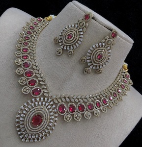 Ensemble collier et boucles d'oreilles tendance de qualité supérieure en laiton plaqué or avec pierres CZ, classique, pour femmes, pour les occasions spéciales comme les mariages. - Product Image 4