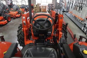 Tracteur le plus vendu : le Kubota M7060HD avec 64 CV, 4 roues motrices, embrayage hydraulique avec frein, en stock - Product Image 3