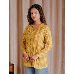 Haut court en coton Butti jaune-vert respirant à imprimé technique - Product Image 5