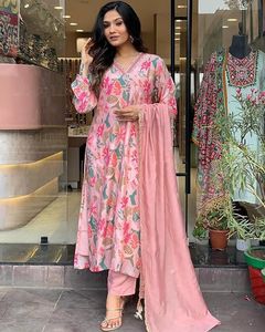 Ensemble Kurti pour femmes en toutes saisons avec leggings-La mode rencontre la fonctionnalité Accessible à un prix raisonnable - Product Image 3