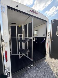 Remorque de transport de bétail à double essieu pour 2 chevaux avec portes latérales et fenêtres - Product Image 5