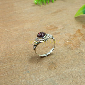 แหวนเงินแท้ 925 ประดับพลอยโกเมนธรรมชาติ ทำด้วยมือ |   ลายดอกไม้สไตล์วินเทจ |   แหวนทรอยน์ คาโบชอง แกรนท์สีแดงสำหรับผู้หญิง - Product Image 2