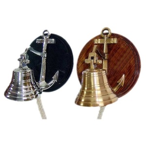 Campana colgante de pared de latón antiguo de venta superior con diseño marítimo Base de madera Campana de mano Servicio de restaurante al por mayor Nuevo diseño - Product Image 2